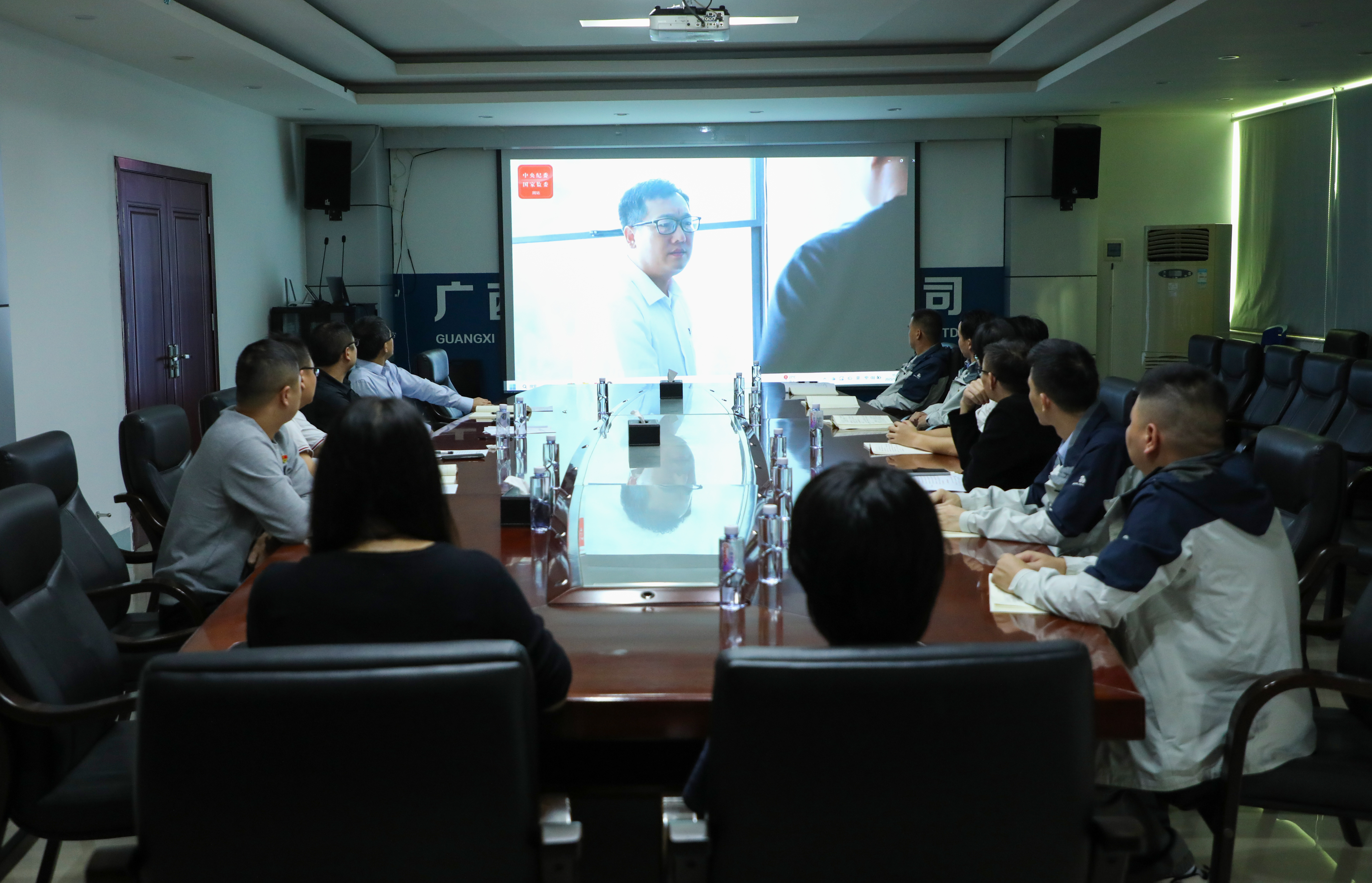 观看警示教育片